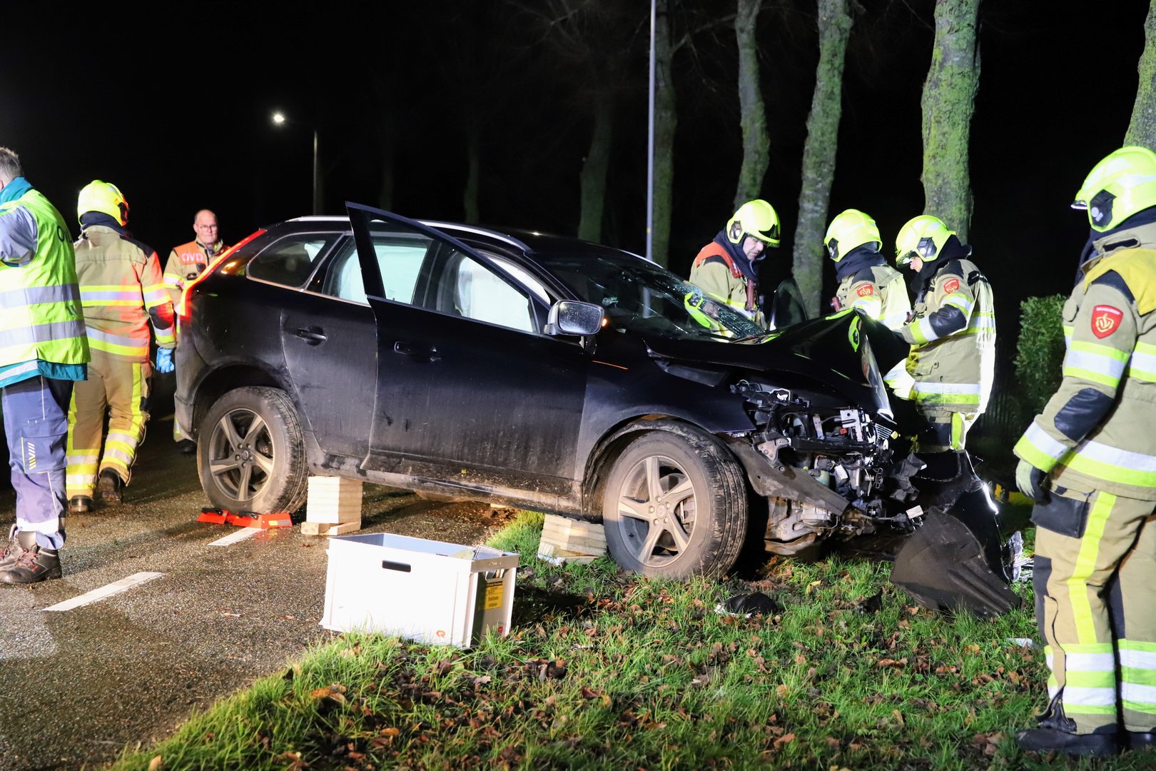 Automobilist ernstig gewond na botsing tegen boom