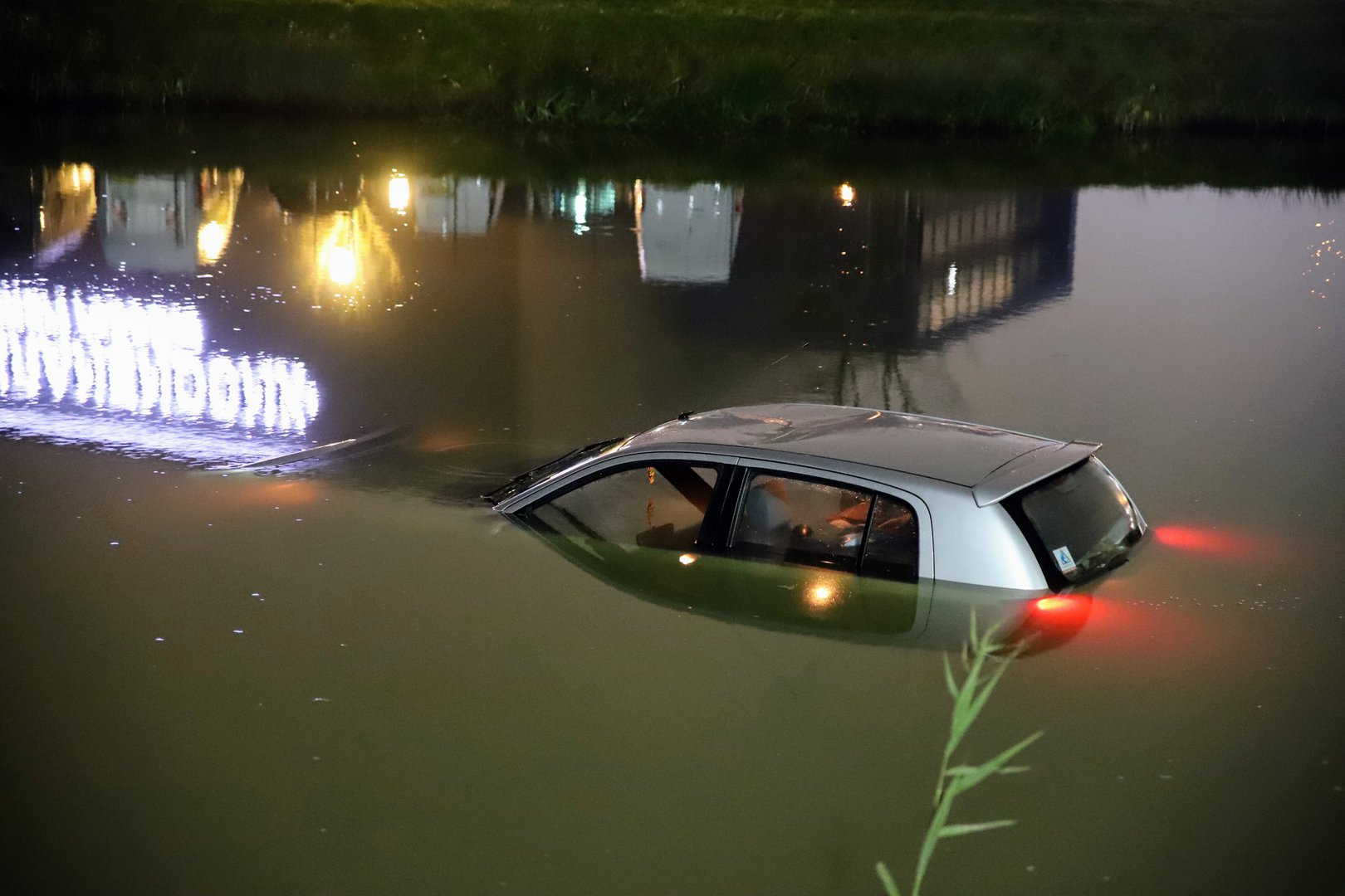 Auto belandt in water, bestuurder gewond naar ziekenhuis