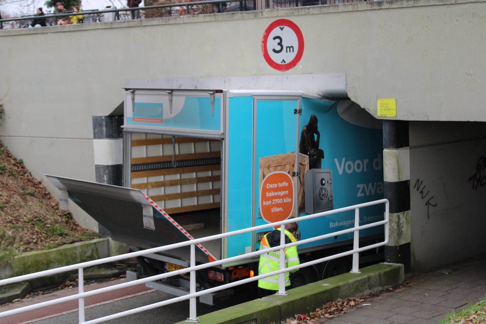 Bakwagen rijdt zich vast onder viaduct