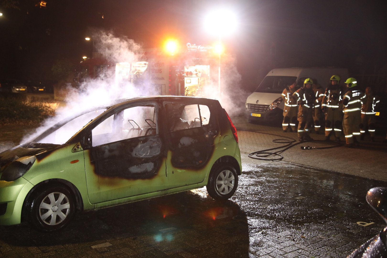 Geparkeerde auto door brand verwoest