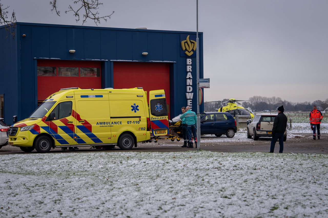 Man krijgt hand in machine tijdens het rooien op het land