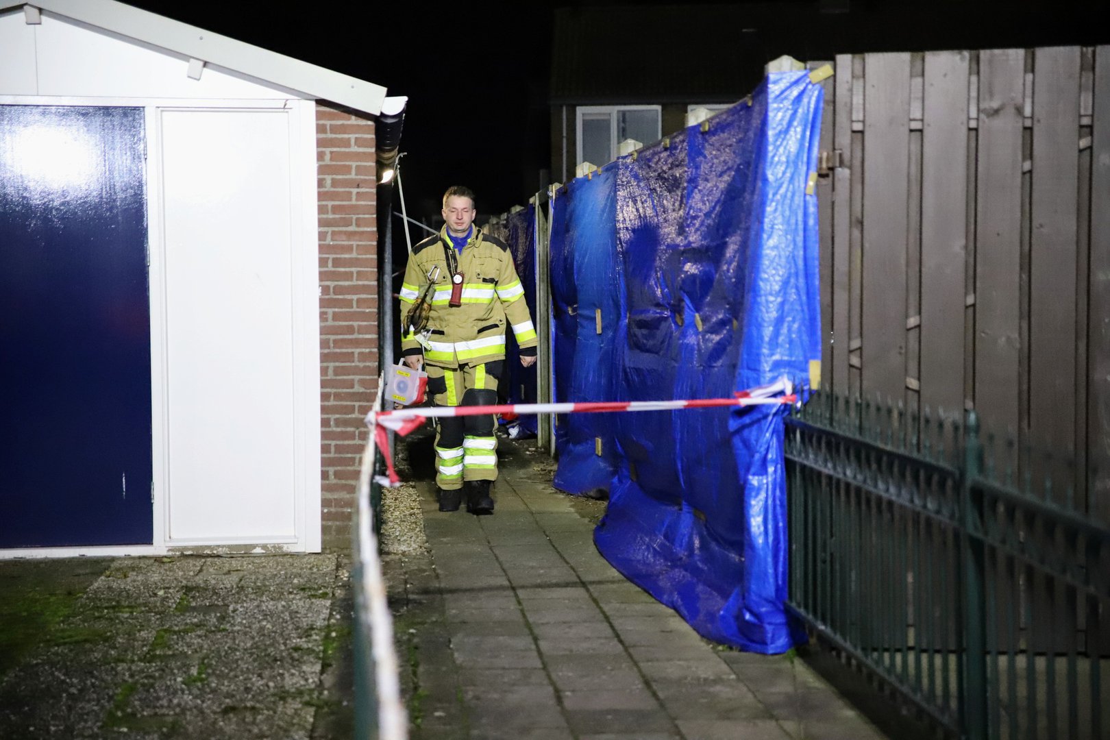Explosie in schuurtje, persoon met spoed naar ziekenhuis
