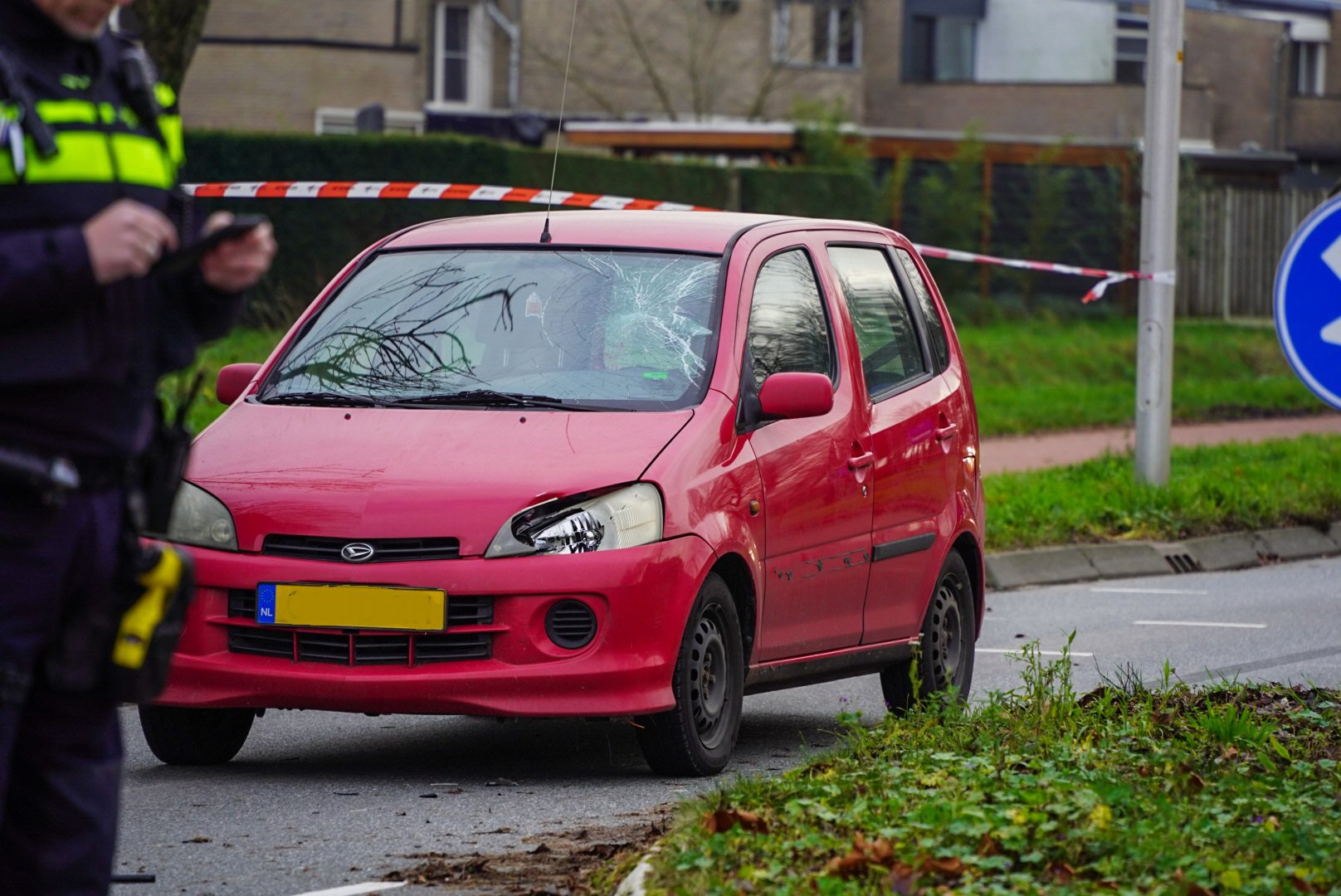 Voetganger geschept op oversteekplaats, met spoed naar ziekenhuis