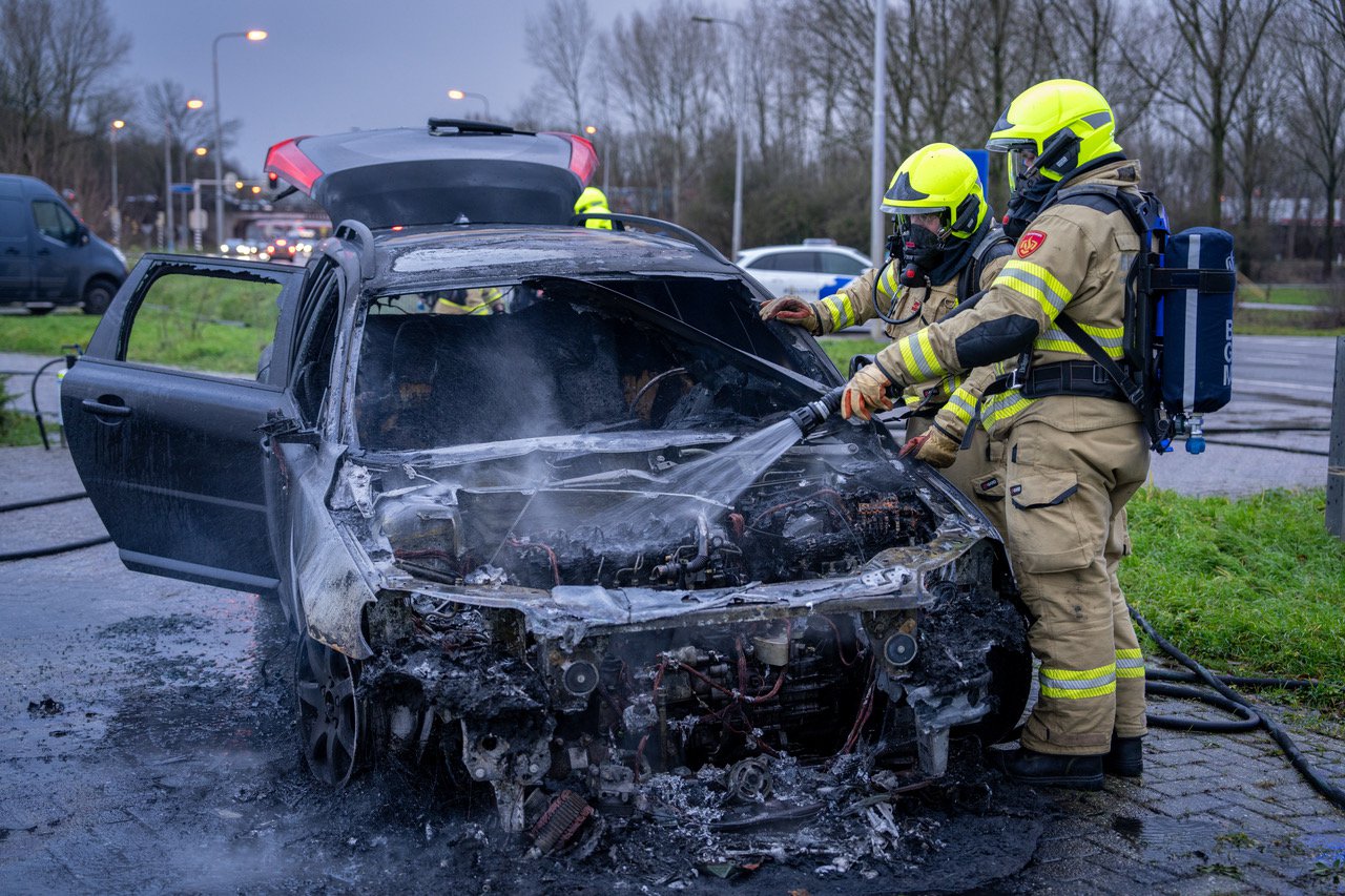 Pas gekochte auto vliegt spontaan in brand