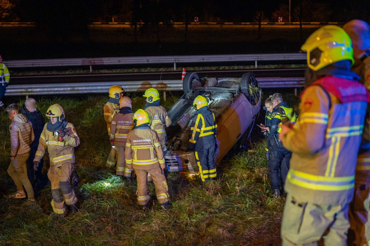 Auto raakt van de weg en vliegt over de kop, twee gewonden