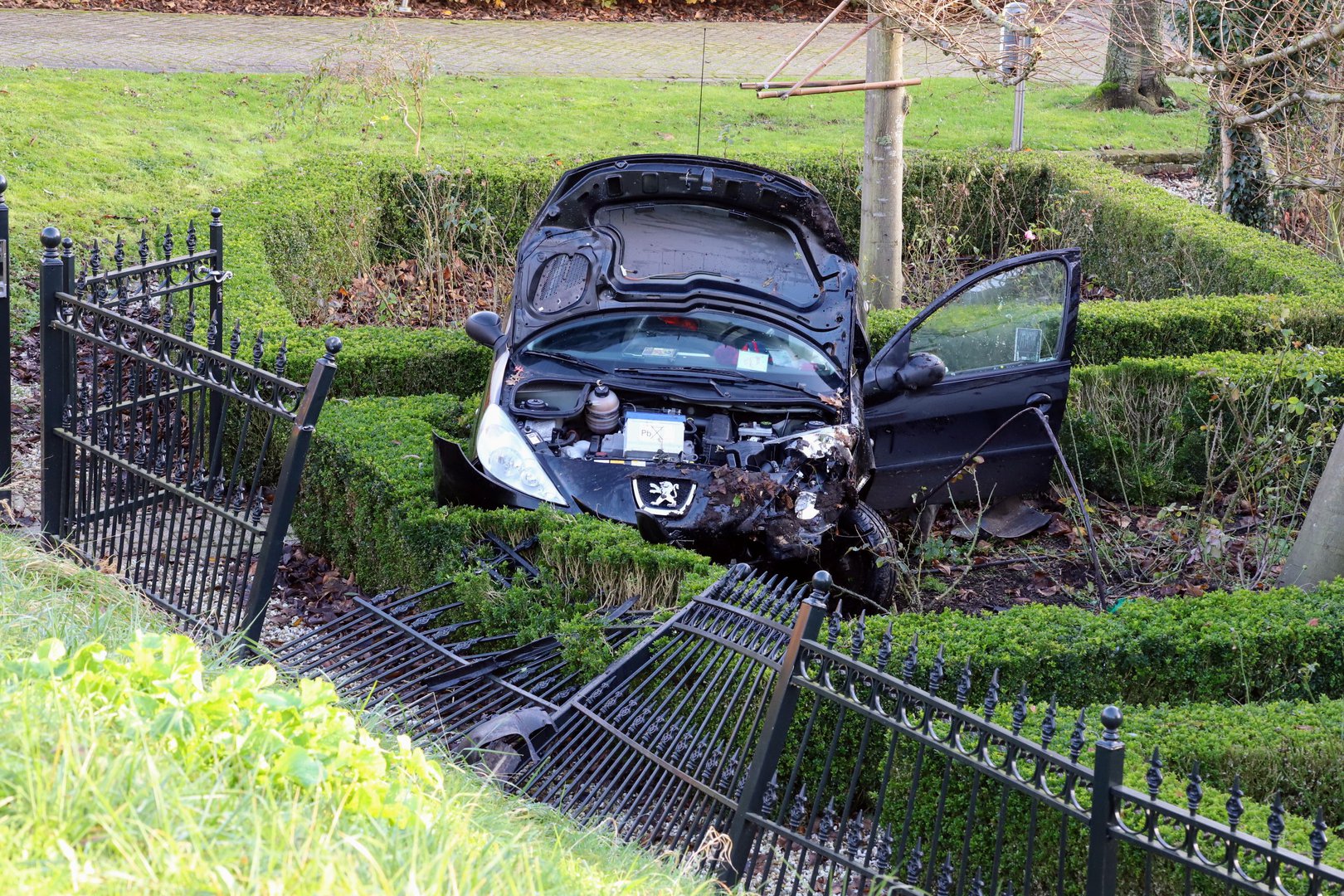 Auto belandt in voortuin, twee gewonden naar ziekenhuis