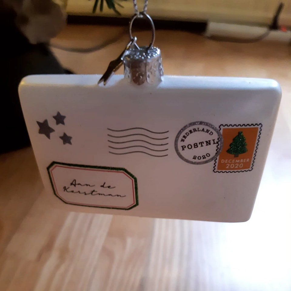 Kerstornamenten gestolen van begraafplaats in Zevenaar