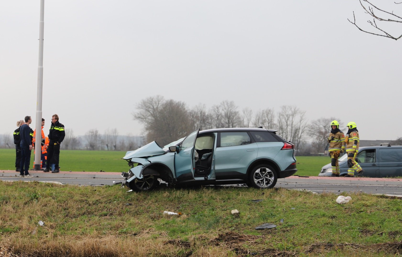 Automobilist ernstig gewond na botsing met vuilniswagen