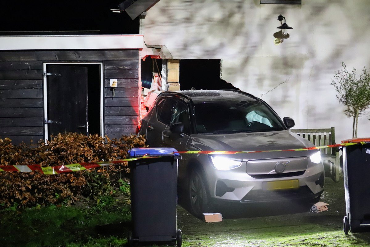 Auto rijdt achteruit tegen pand en zorgt voor veel schade