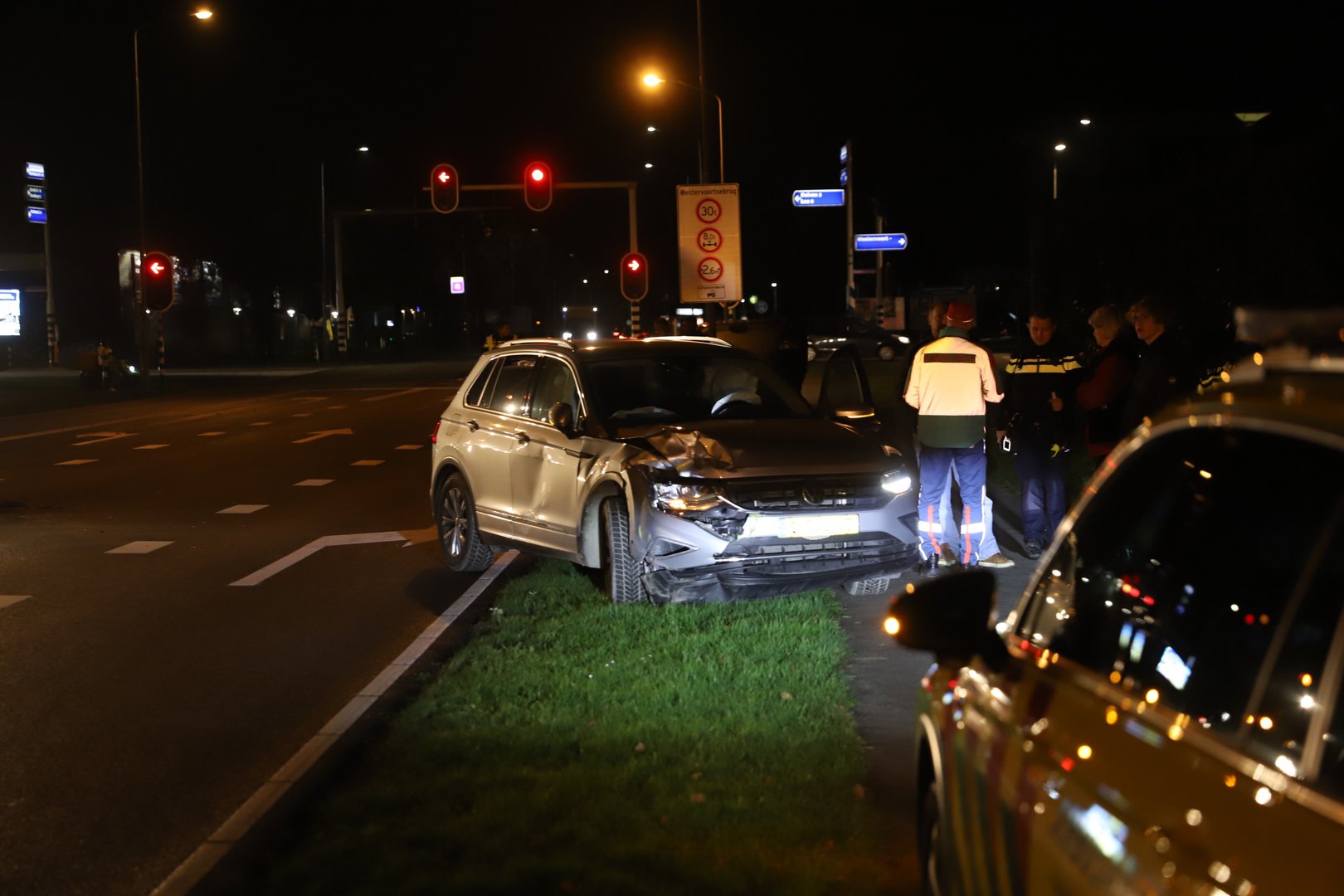 Auto en tractor frontaal met elkaar in botsing