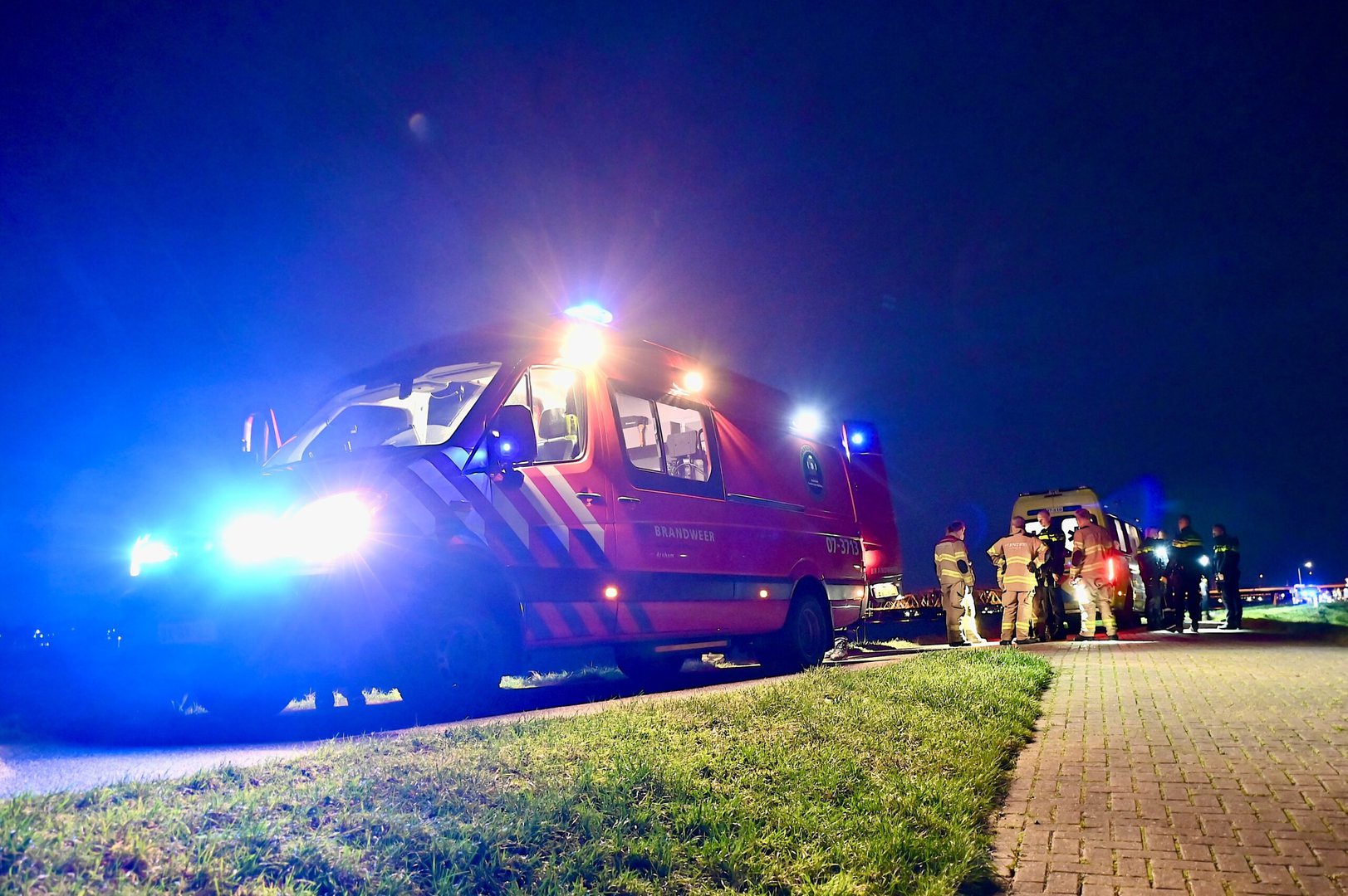 Brandweerduikers redden persoon uit water