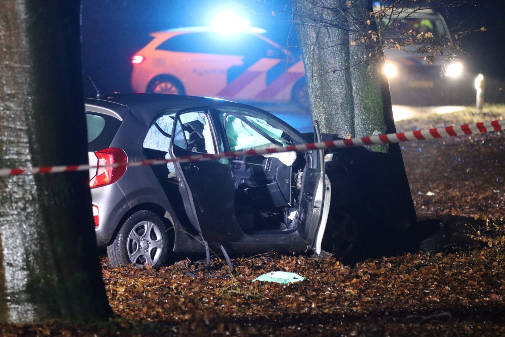 Automobilist ernstig gewond na botsing tegen boom