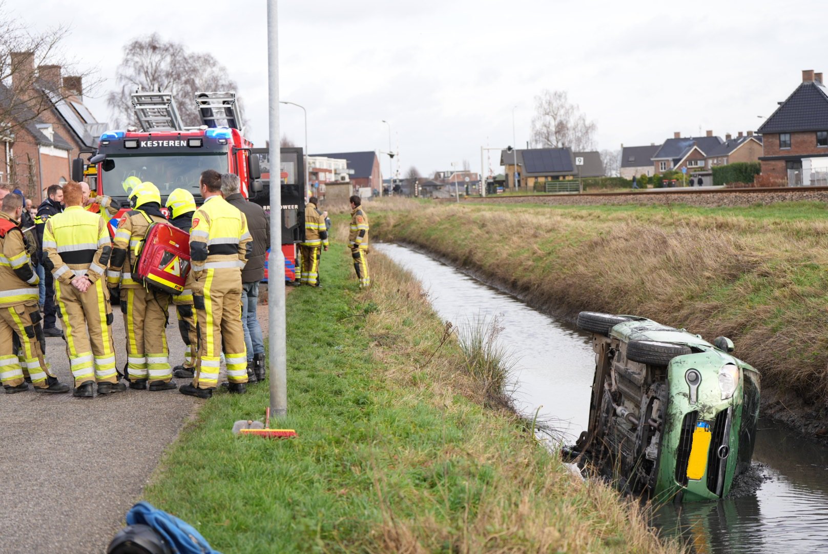 Auto te water, brandweer haalt oudere man eruit