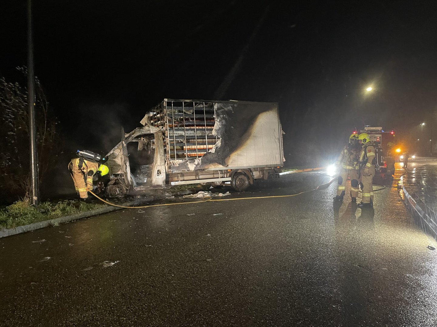 Bakwagen door brand verwoest, politie onderzoekt mogelijke brandstichting