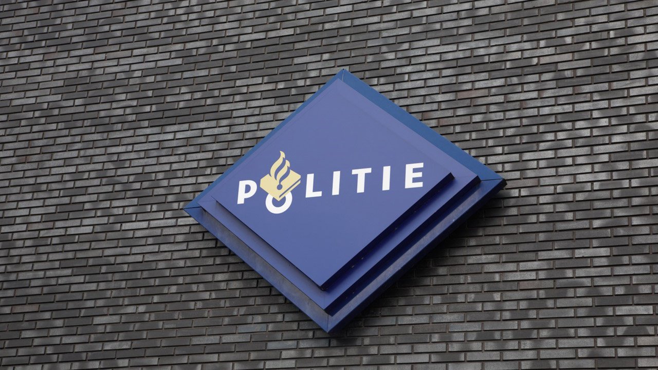 Vuurwapens en motorclub-gerelateerde goederen aangetroffen in voertuig, twee aanhoudingen