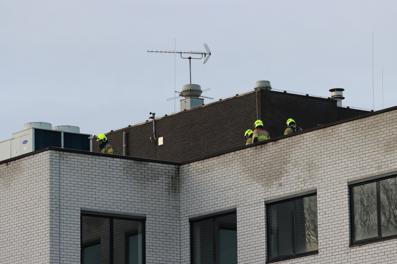 Brandweer onderzoekt vreemde lucht in pand asielzoekers