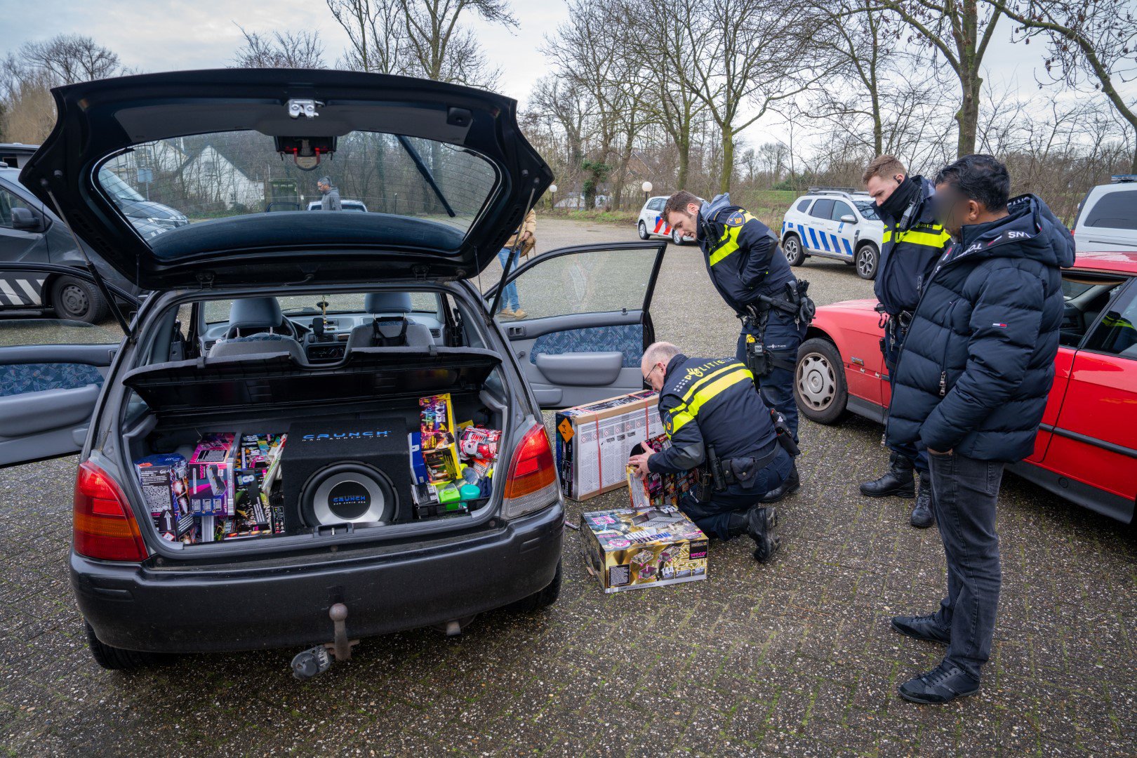 Controle binnendoor weg: honderden kilo’s vuurwerk in beslag genomen