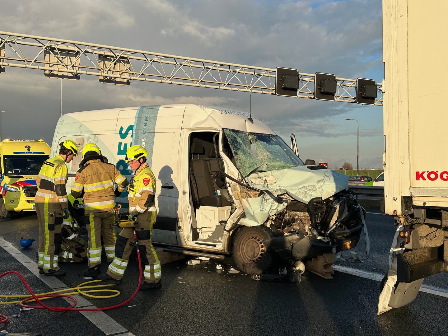 Ernstig ongeval tussen bestelbus en vrachtwagen op de A2