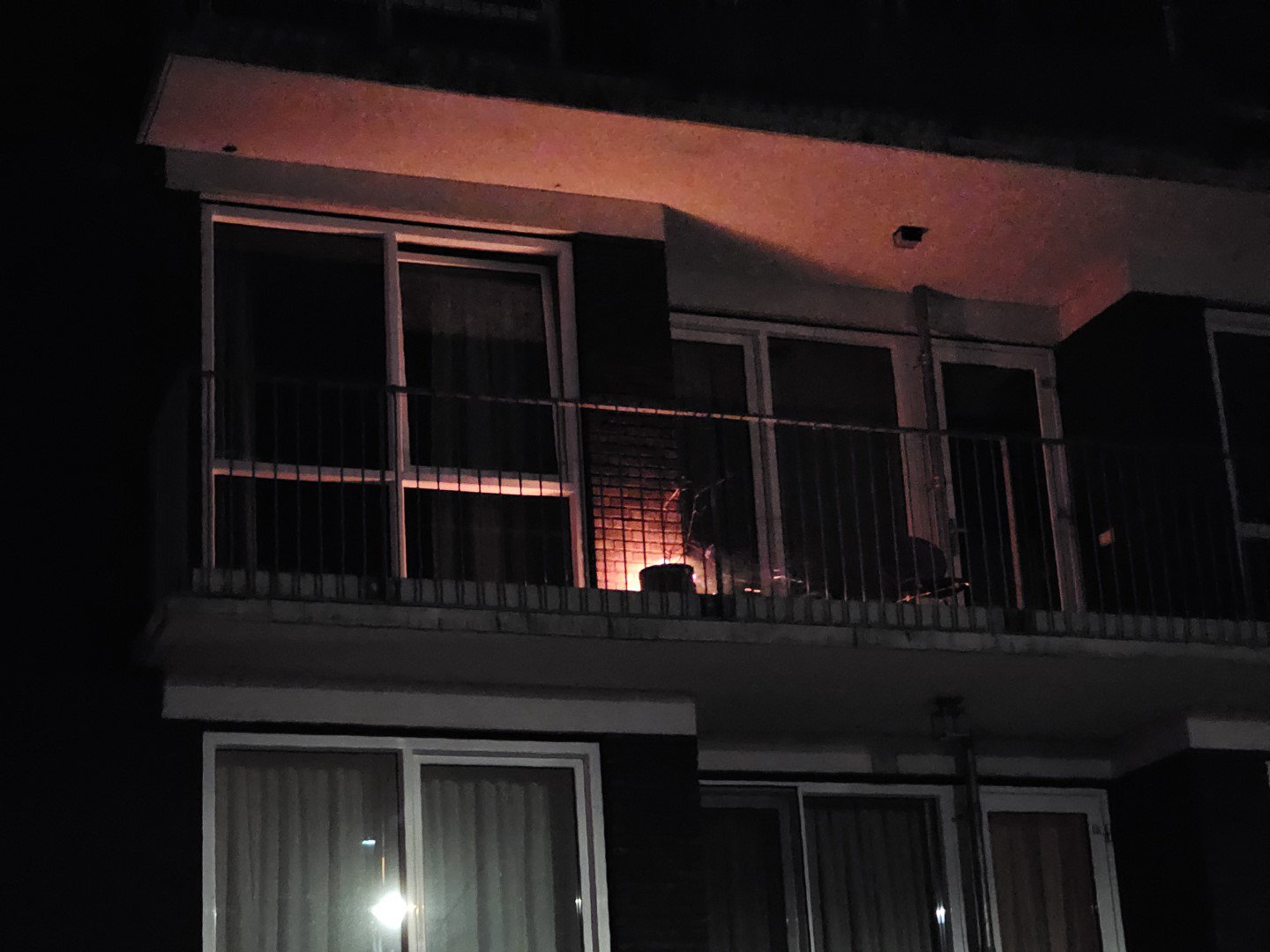 Vuurwerk in plantenbak gegooid op balkon