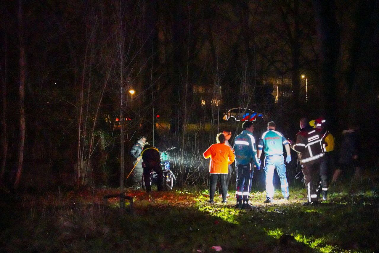 Omstanders halen persoon uit water bij zorgcomplex in Zutphen