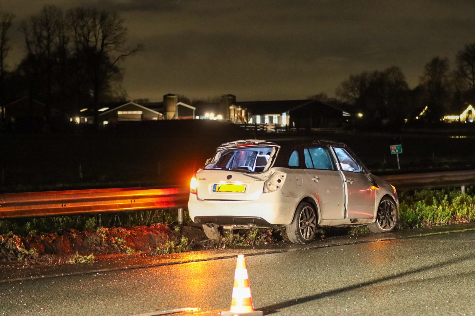 Snelweg A30 dicht na ongeval tussen twee auto’s