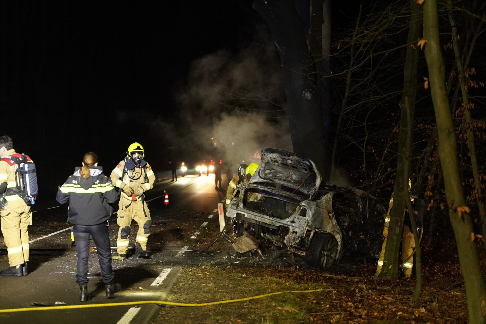 Auto in brand na botsing met boom, 21-jarige man overleden