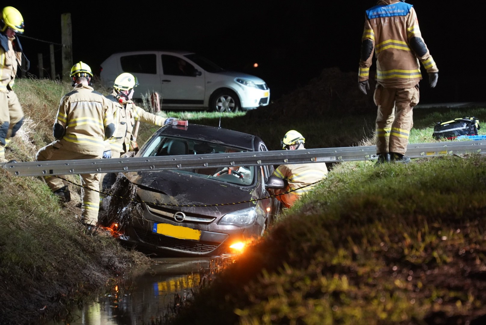 Brandweer schiet te hulp als auto in sloot belandt
