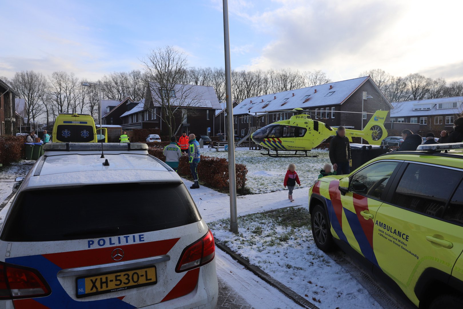 Medisch incident in Ede, traumahelikopter landt op schoolplein
