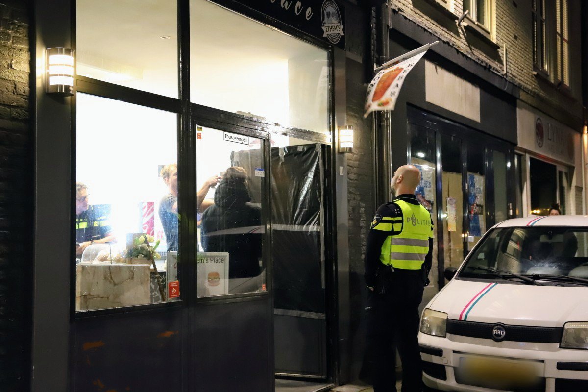 Man slaat met ijzeren staaf in op voordeur Turks restaurant