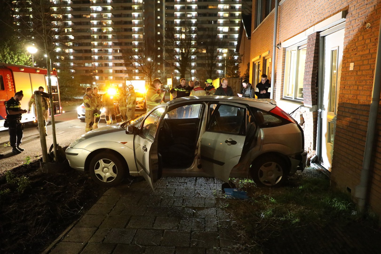 Automobiliste rijdt achteruit tegen woning aan