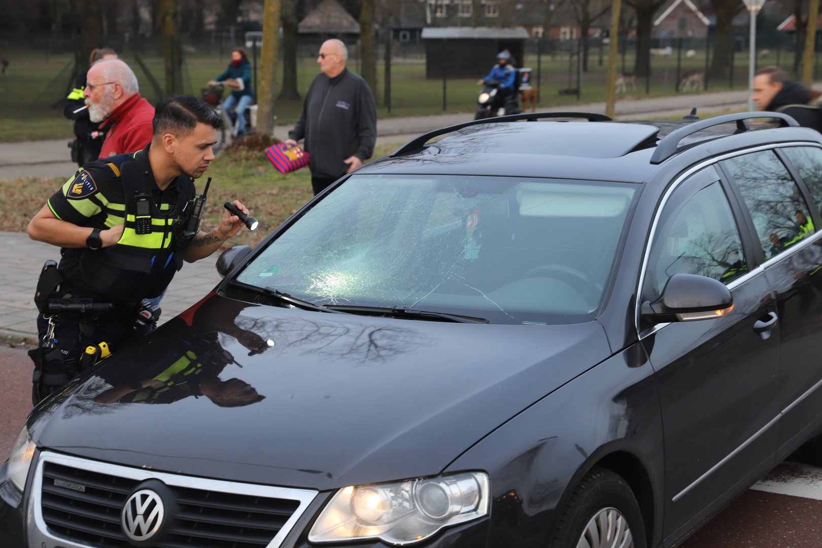 Fietser gewond na aanrijding op rotonde