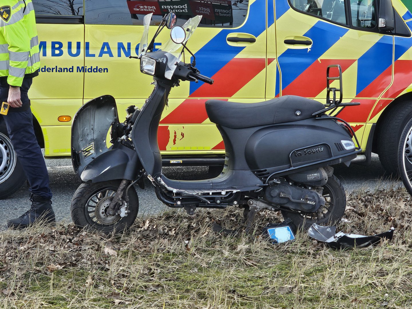 Scooterrijder gewond na botsing met vrachtwagen