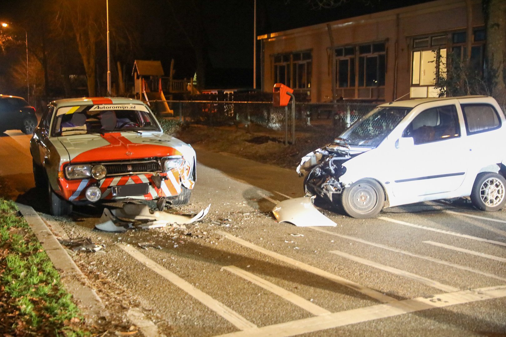 Oude Opel beschadigd na frontale aanrijding