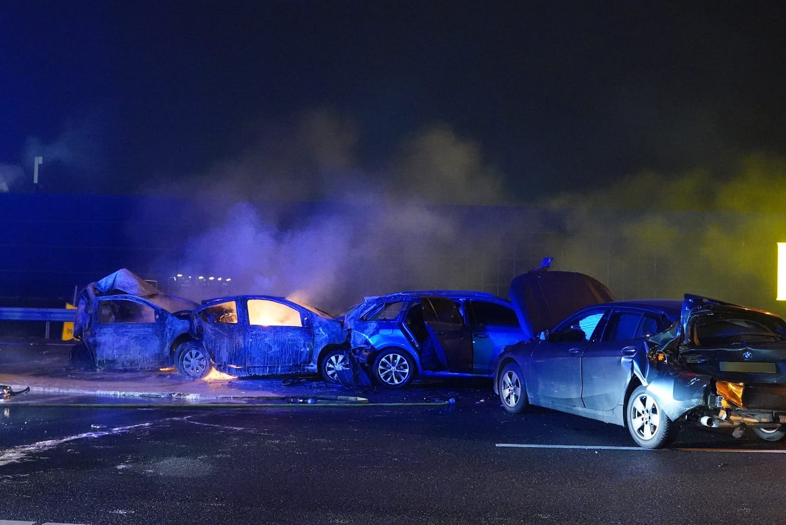 Zorgwekkende situatie na ernstig ongeluk: meerdere auto’s in brand