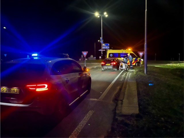 Vrouw bevalt in auto op rotonde van zoontje