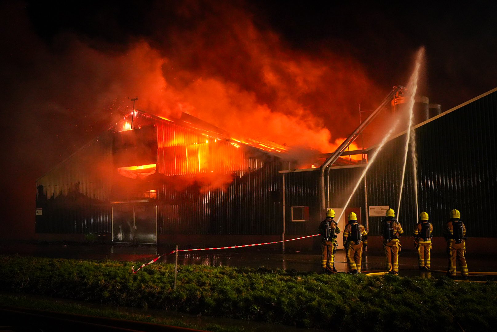 50.000 kippen dood na grote uitslaande brand