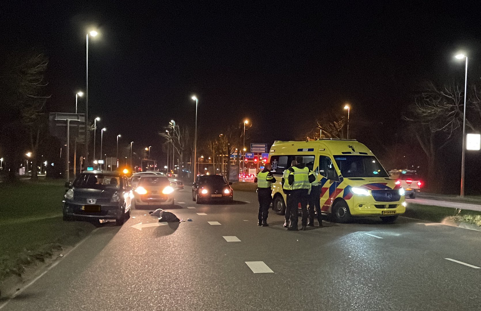 Voetganger geschept door auto, slachtoffer met spoed naar ziekenhuis