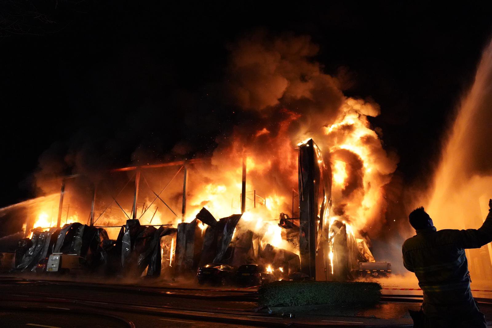 Zeer grote brand op bedrijventerrein Zaltbommel