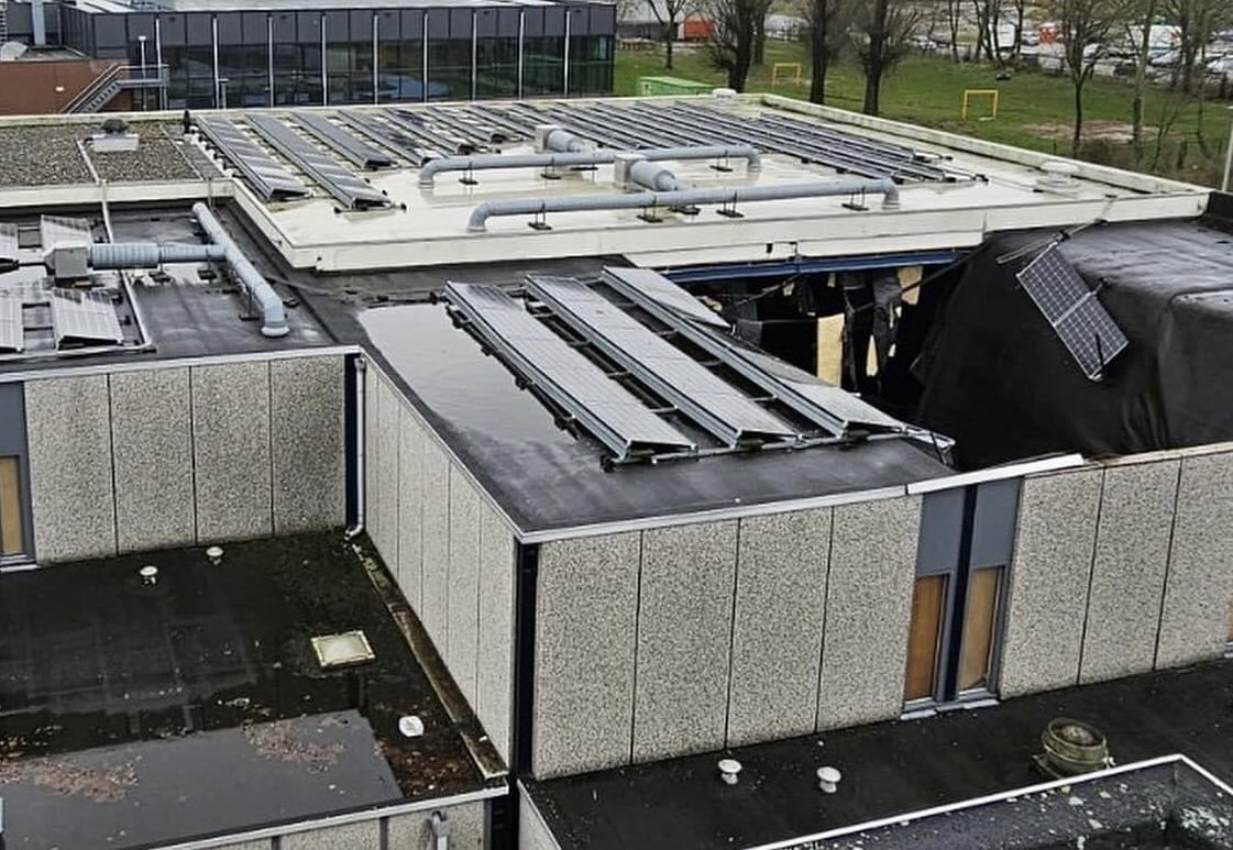 Dak sporthal Olympus College stort in