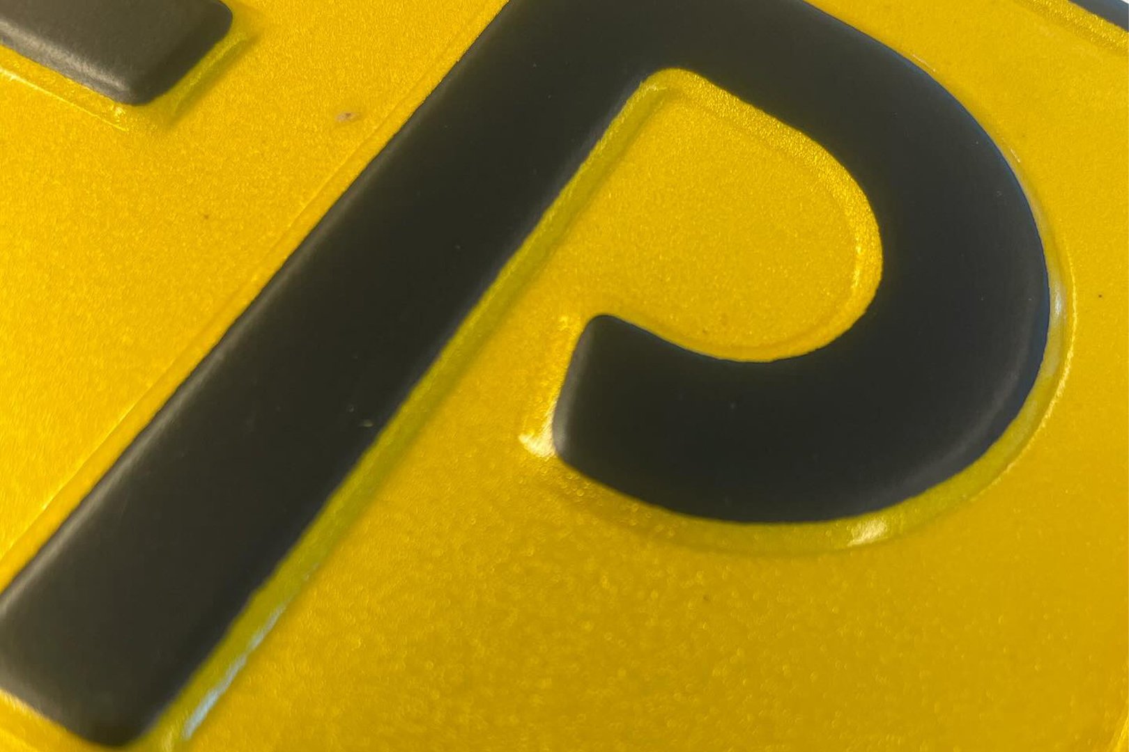 Man uit Gelderland krijgt voor duizenden euro’s boetes door tape op kenteken