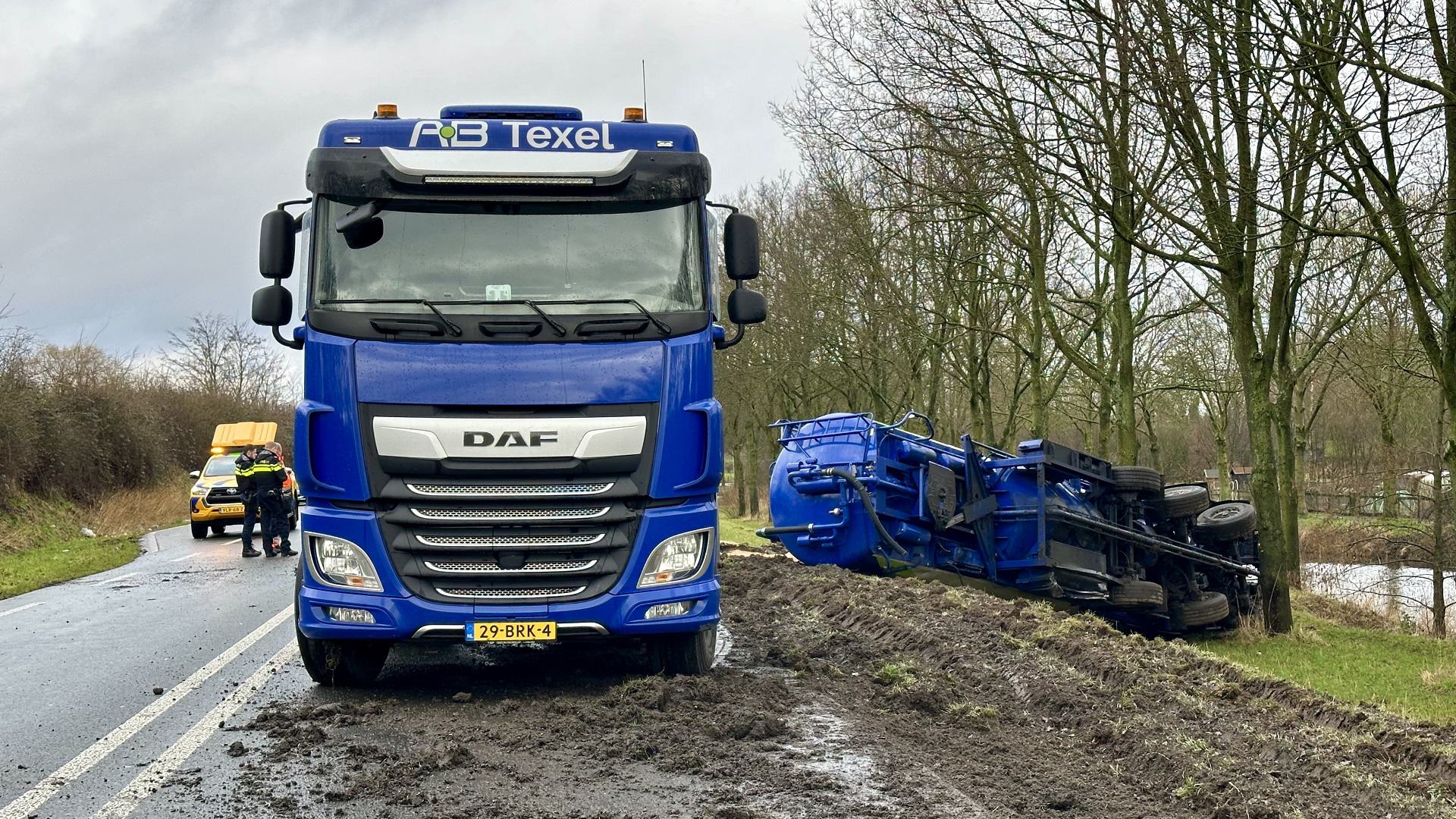 Tankwagen met veevoer kantelt op N317 in Doesburg