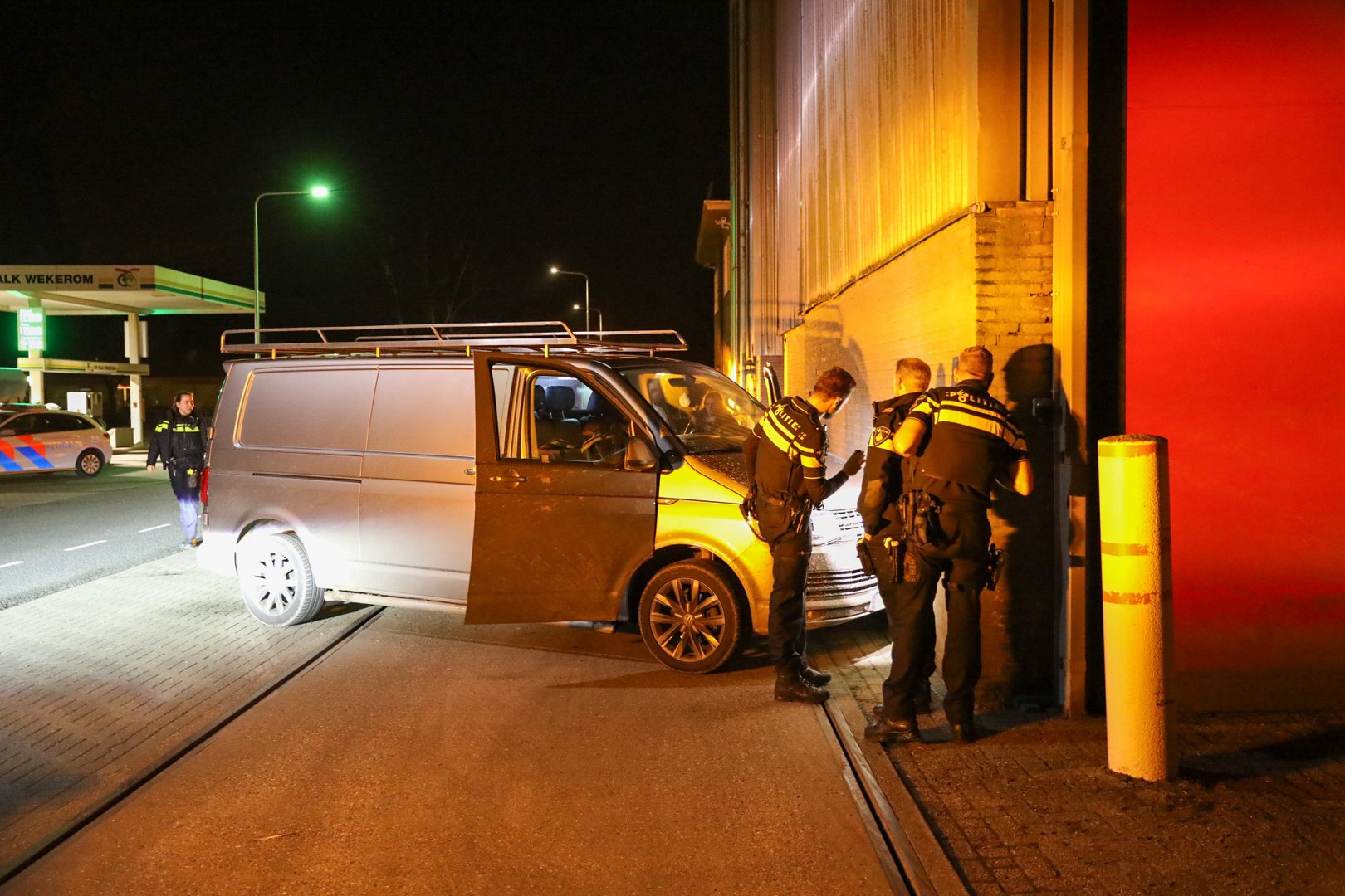 Dronken automobilist valt in slaap en rijdt tegen bedrijfspand