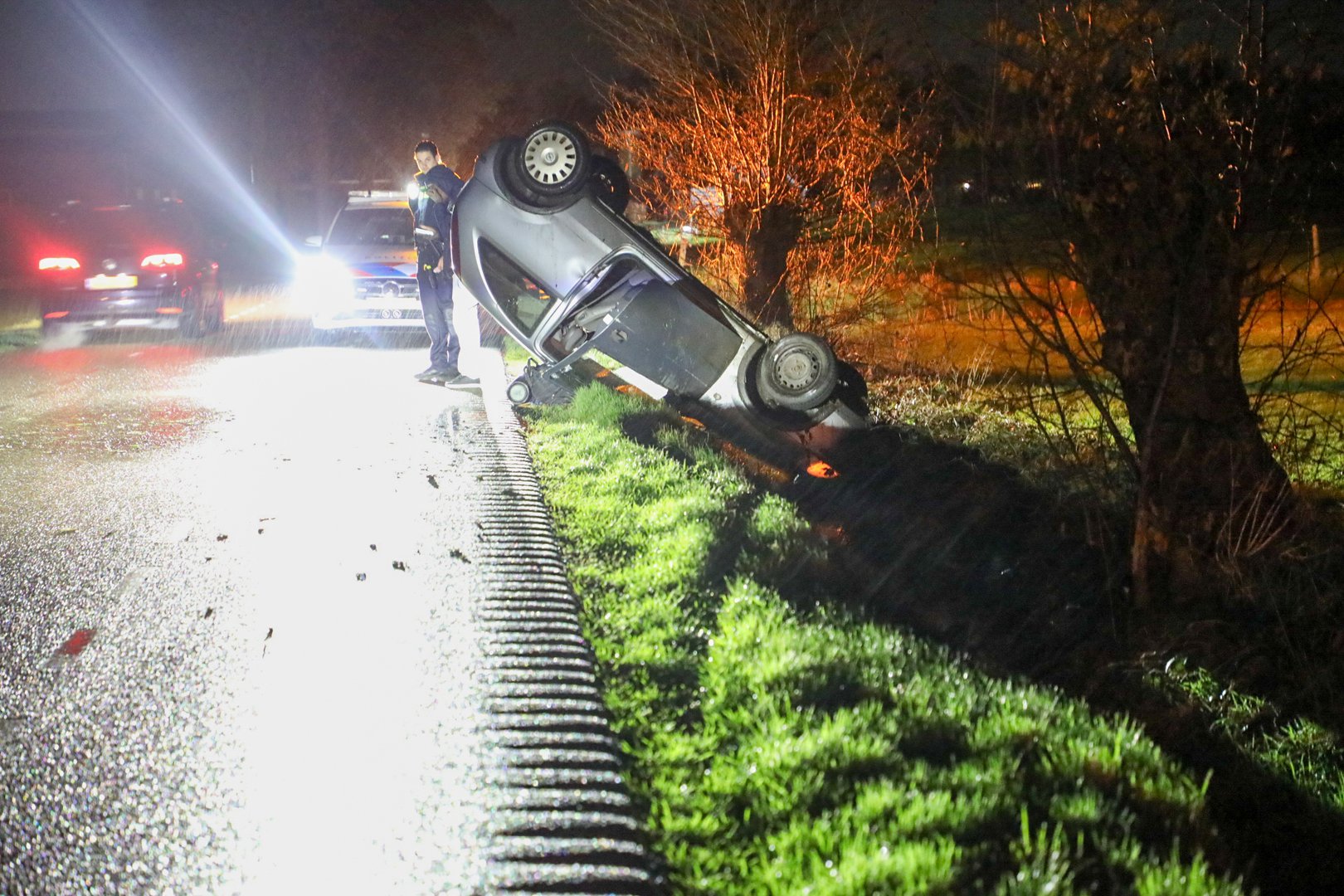 Auto slaat over de kop, bestuurder lichtgewond