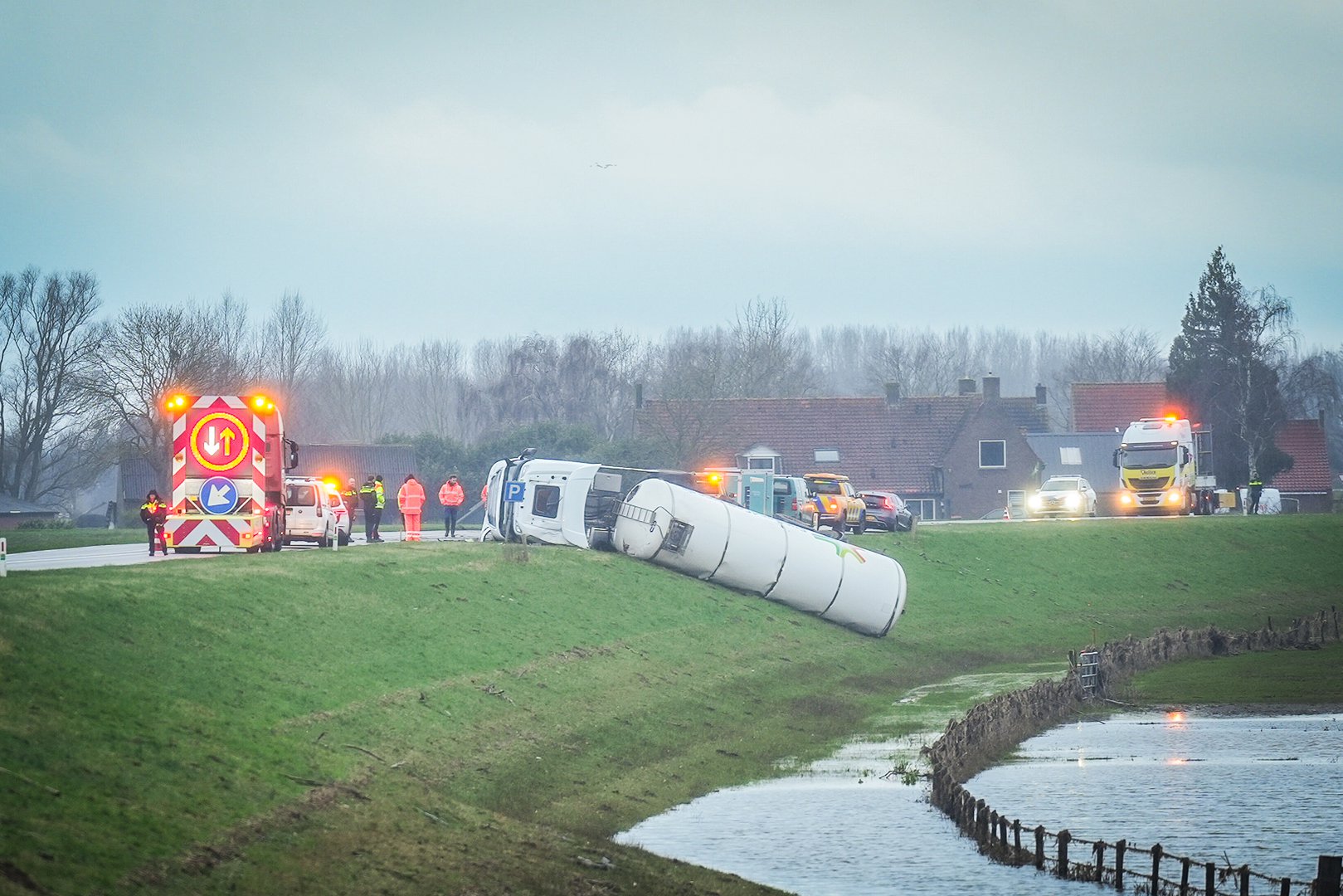 Vrachtwagen gekanteld, chauffeur met schrik vrij