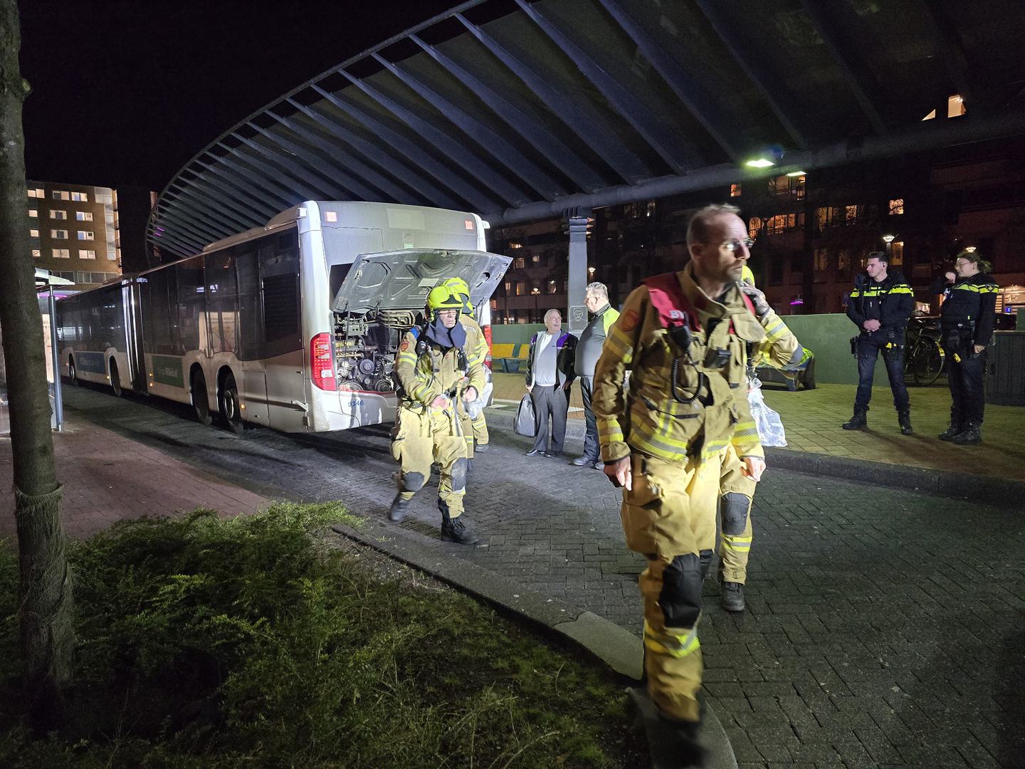 Motor van lijnbus vliegt in brand