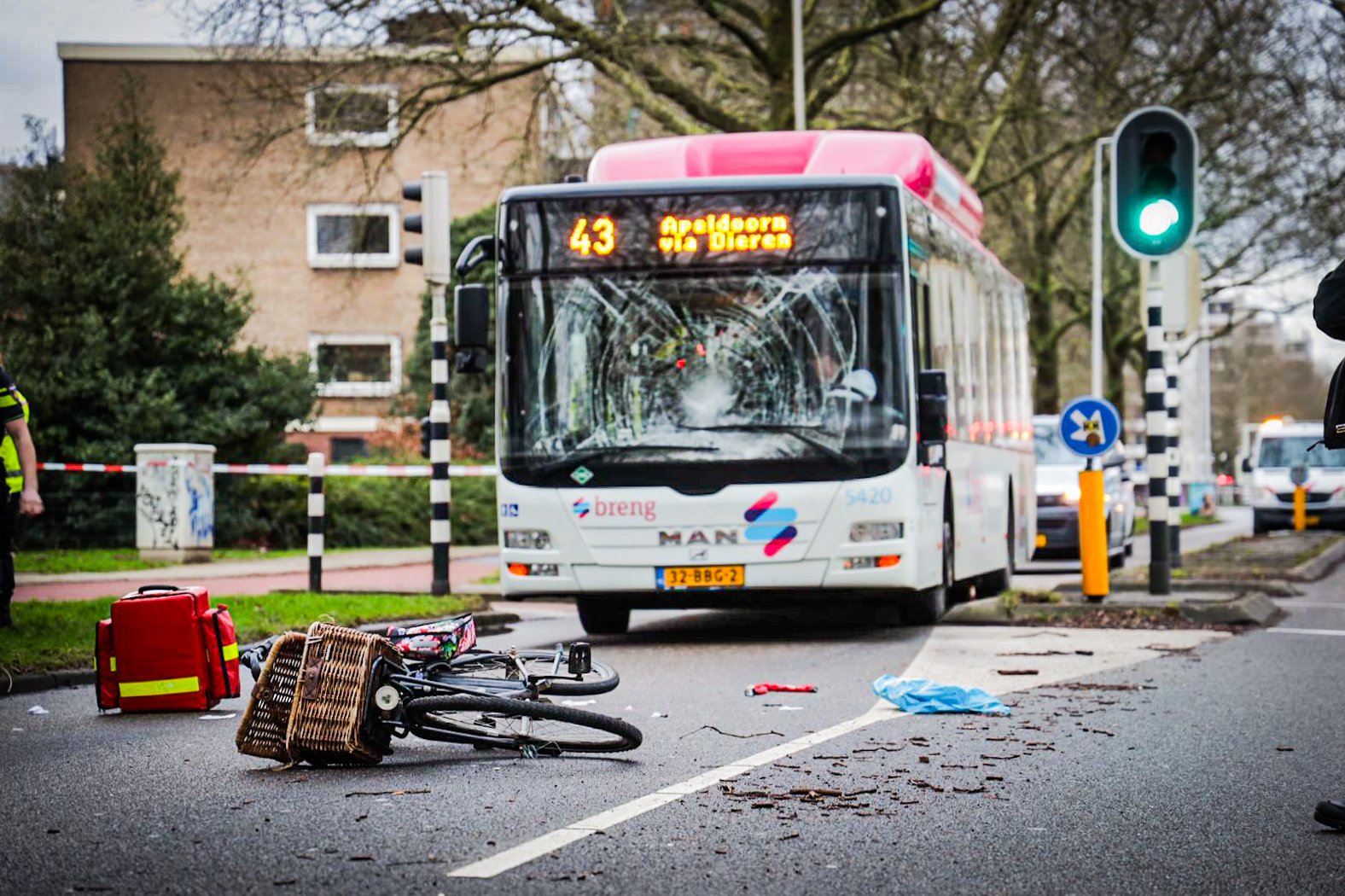 Ernstige aanrijding in Arnhem, traumahelikopter ter plaatse