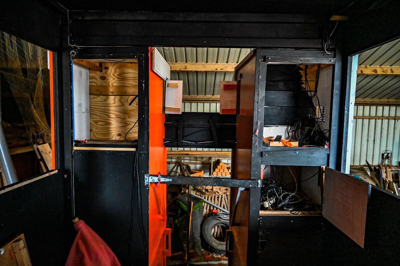 Geluidsapparatuur en 11 kratten bier gestolen uit carnavalswagen