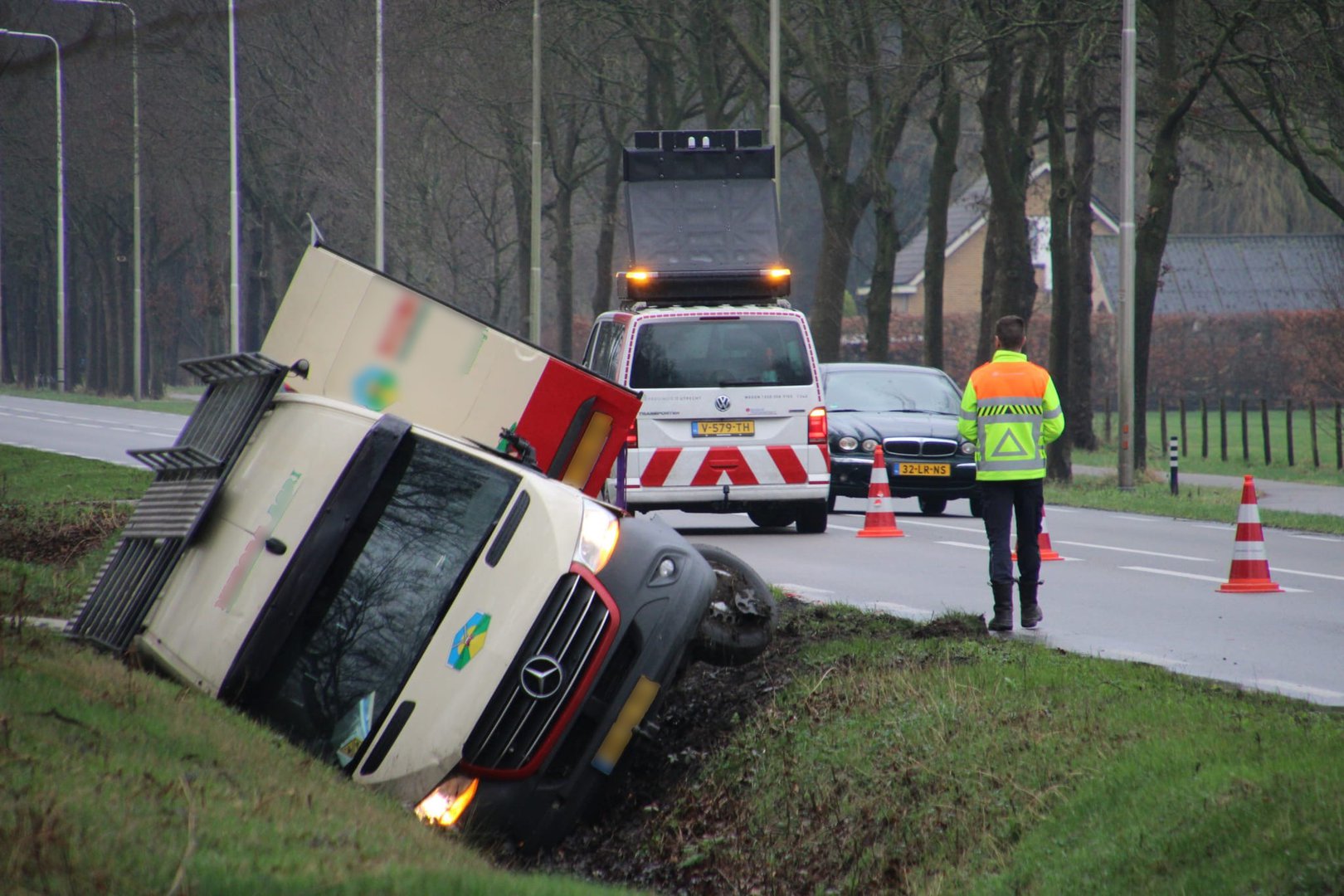 Bestelbus belandt in sloot bij Scherpenzeel