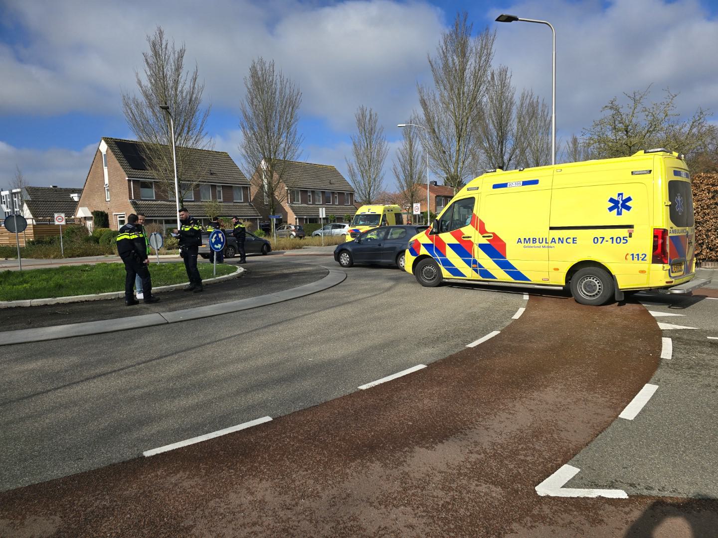 Fietsster gewond na botsing met auto op rotonde in Bennekom