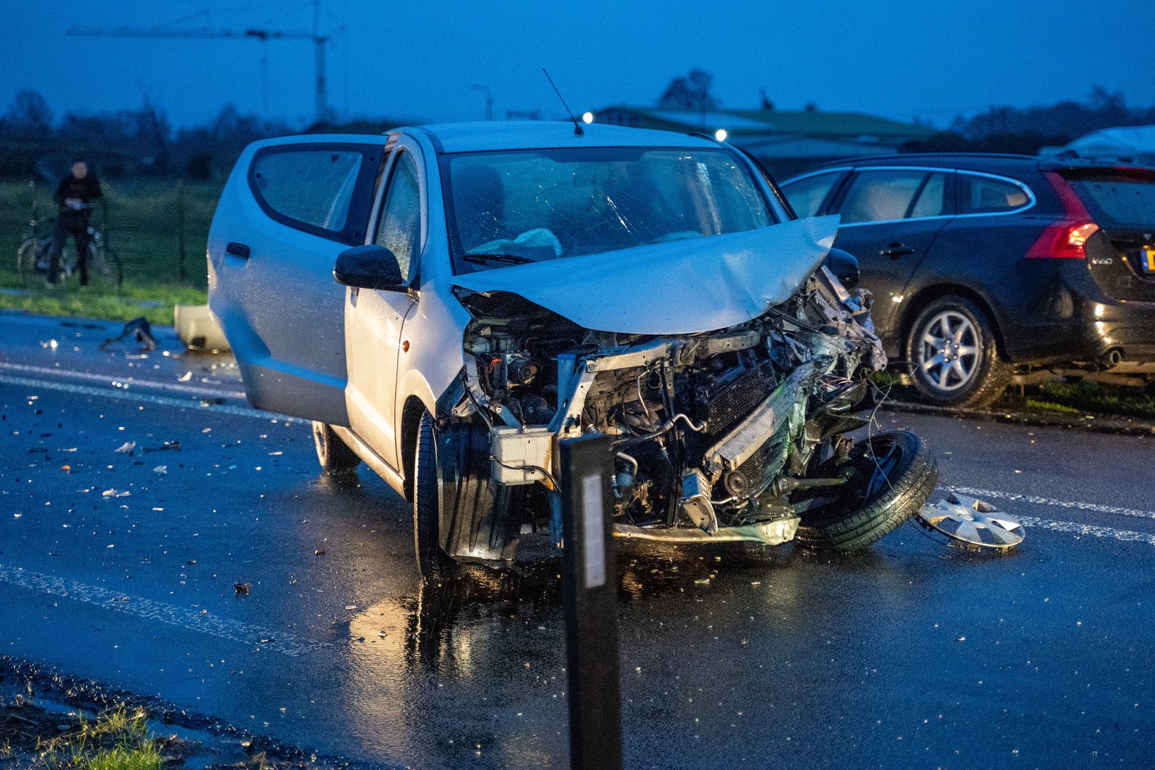 Meerdere gewonden en ravage na ongeval, mogelijk door glad wegdek